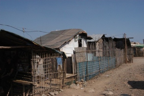 090308　ハンジン社前にある強制移住させられた住民たちの家.jpg