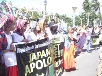 101201　マニラ日本大使館前の抗議行動に参加したロラたち.JPG