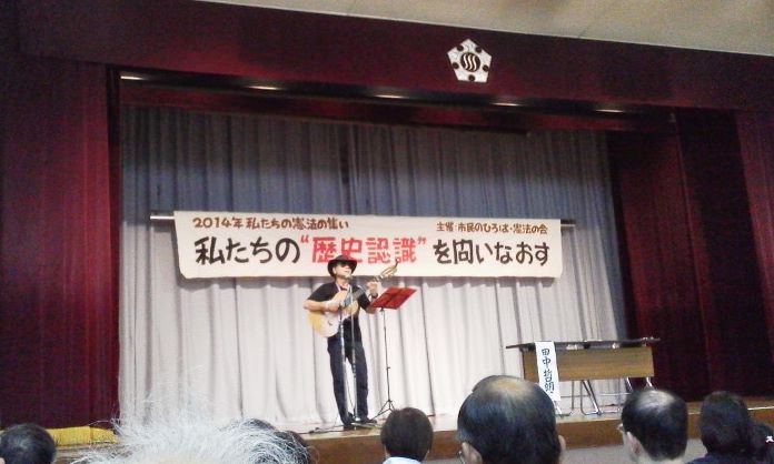 140503　立川　憲法集会　歌う田中哲朗さん02.JPG