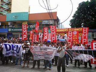 7月21日、NLRCへの抗議行動に参加したデジテル労働組合　BMPなどほかの組合も参加 (320x240).jpg