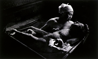 s-『入浴する智子と母』(1972年、ユージン・スミス）.jpg