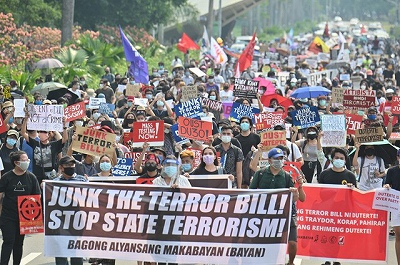 s-フィリピン大学で反テロ法に抗議する人々6月4日.jpg